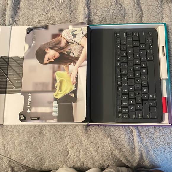 Logitech iPad Air 2 protective case with keyboard - Picture 3 of 4
